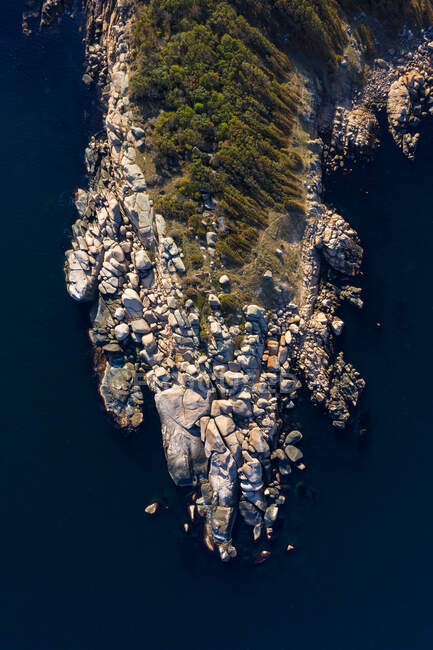 Luftaufnahme der schönen felsigen Küste und des Meeres — Stockfoto