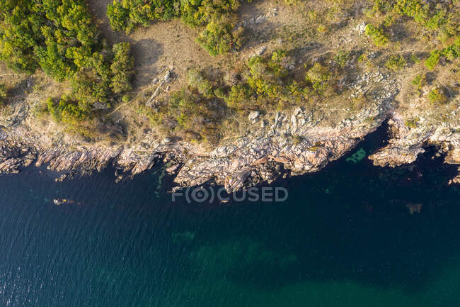 Vue aérienne du magnifique rivage rocheux et de la mer — Photo de stock