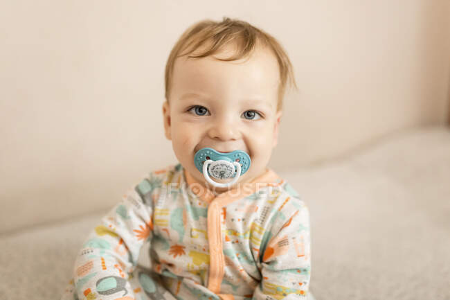 Porträt eines kleinen Jungen, der mit Schnuller lächelt — Stockfoto