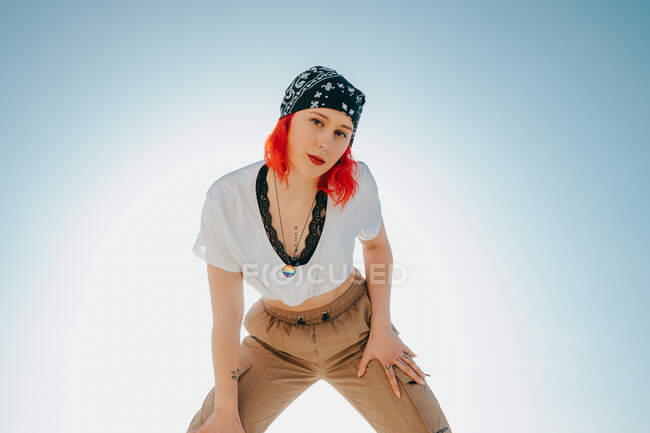 Porträt einer jungen Frau mit roten Haaren und Halskette mit lgbt-Fahne — Stockfoto