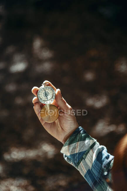 Nahaufnahme der Hände eines Mannes, der einen Kompass hält — Stockfoto