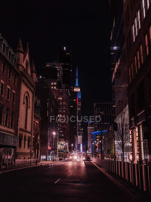 Vista nocturna de la ciudad moderna con rascacielos - foto de stock