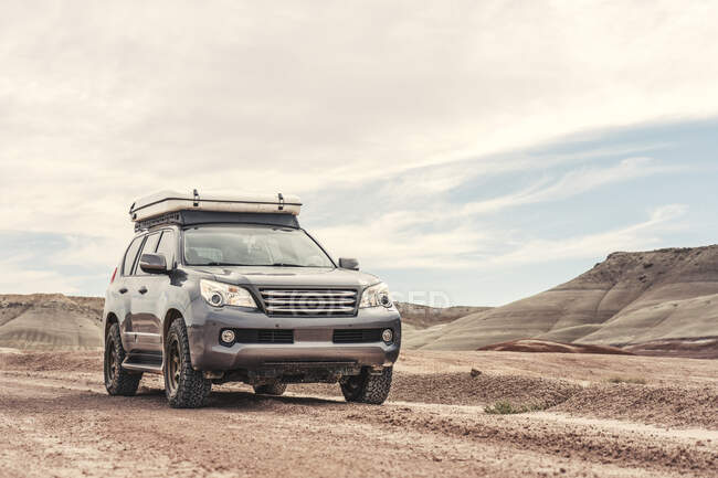 SUV no deserto — Fotografia de Stock