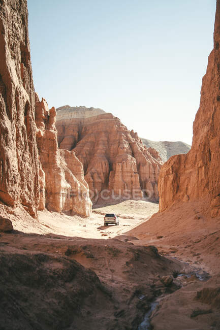 Suv car on the road in the mountains — Stock Photo