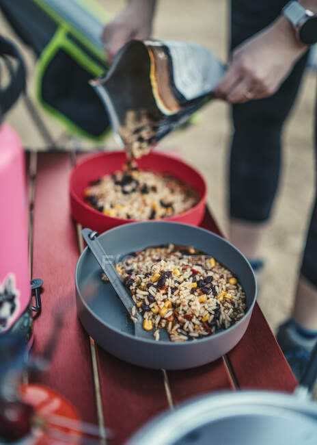 Pessoas jantando e cozinhar, conceito de comida saudável, close-up — Fotografia de Stock