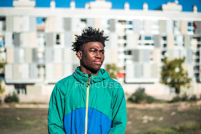 Portrait de noir afro-américain garçon posant sérieusement. — Photo de stock
