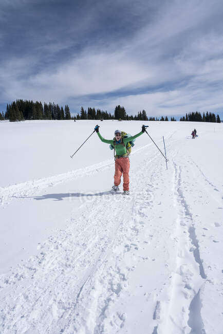 Людина катається на лижах у горах — стокове фото