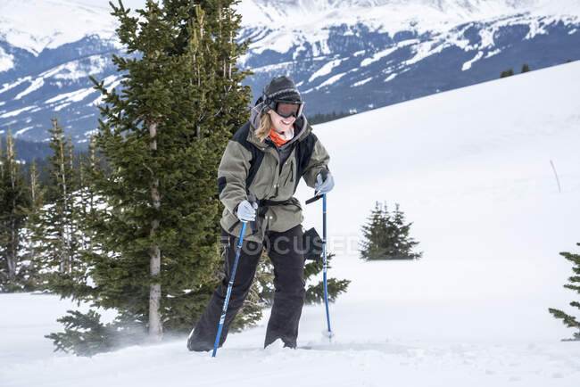 Man with backpack and skis in the mountains — Stock Photo