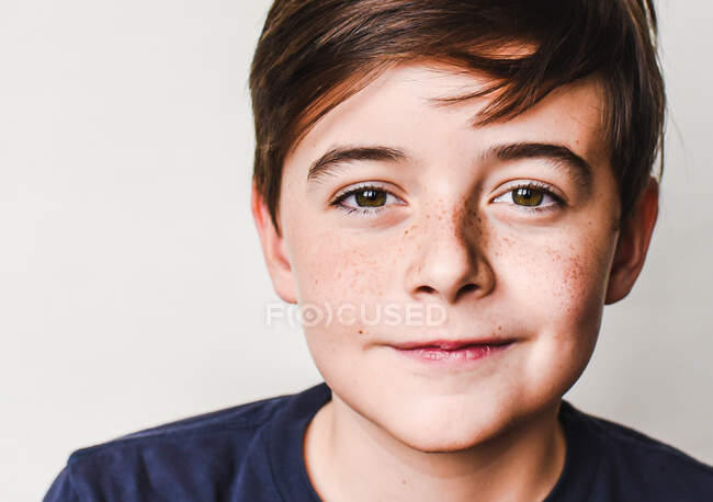 Portrait d'un jeune garçon avec un sourire sur le visage — Photo de stock