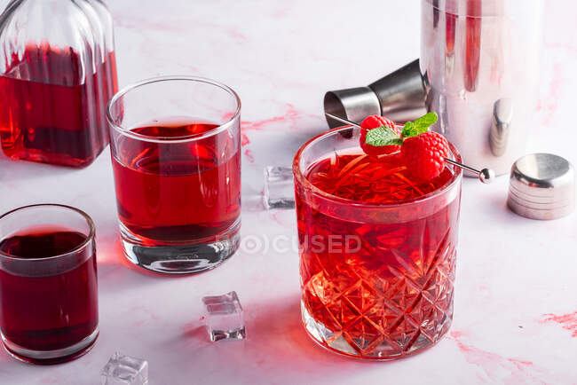Cocktail di lamponi con menta su sfondo bianco — Foto stock