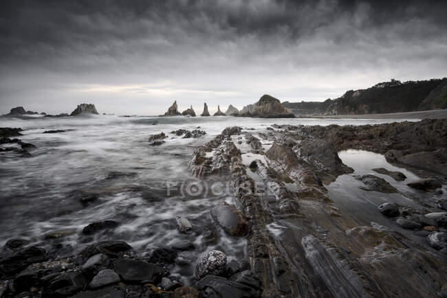 Gueirua schöner Strand in Asturien, Spanien, während eines bewölkten Tages — Stockfoto
