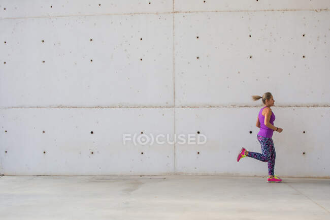 Молодая девушка делает отжимания на улице — стоковое фото