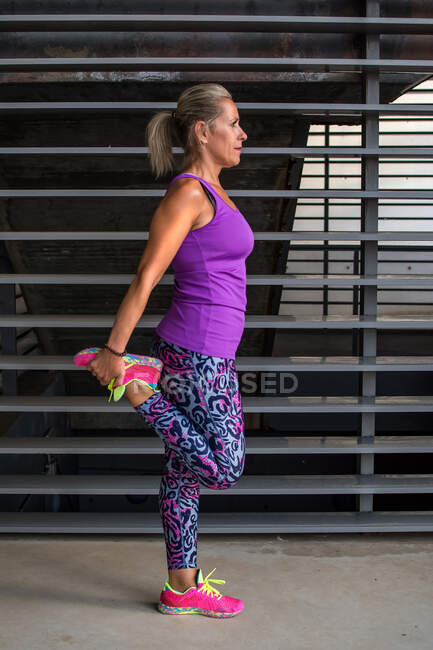 Jovem mulher se exercitando com uma garrafa de água — Fotografia de Stock