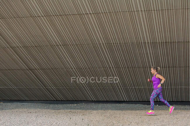 Jeune femme faisant des exercices d'étirement dans la rue — Photo de stock
