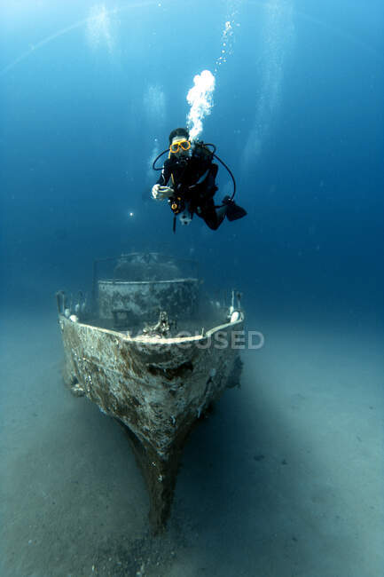 Scène sous-marine avec plongeur et mer — Photo de stock