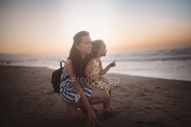 Jeune couple s'amuser sur la plage — Photo de stock