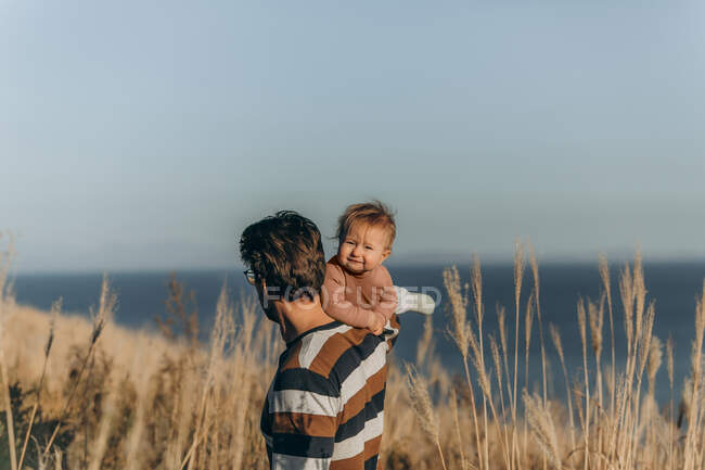 Giovane madre e la sua piccola figlia sulla spiaggia — Foto stock