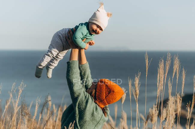 Uma jovem está andando na praia . — Fotografia de Stock