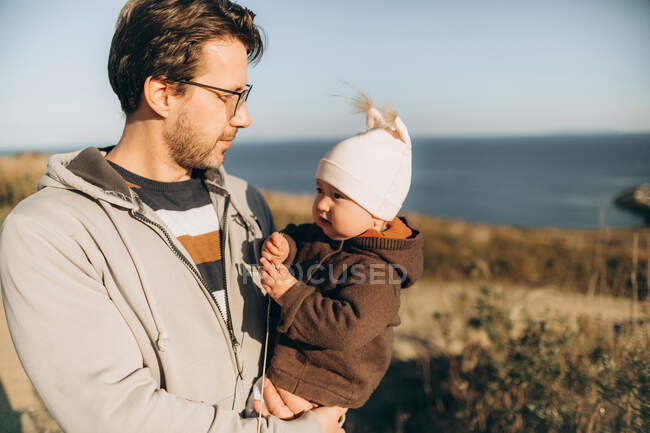 Padre e hijo divirtiéndose al aire libre - foto de stock