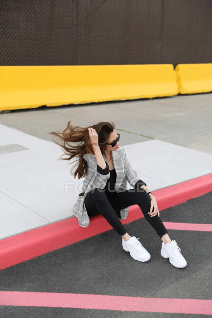 Молодая женщина делает упражнения на улице. — стоковое фото