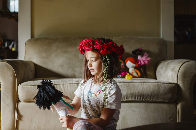 Petite fille avec un bouquet de fleurs — Photo de stock