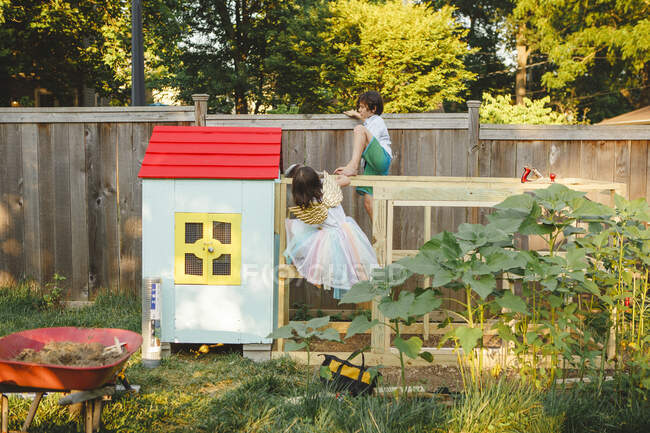 Jovem casal em um jardim de verão — Fotografia de Stock
