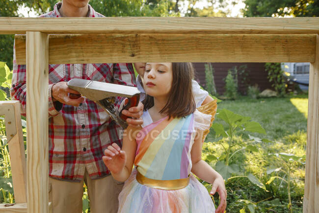 Девушка с деревянной доской и карандашом — стоковое фото