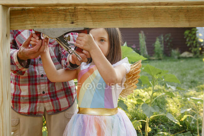 Mädchen mit einem Korb voller Trauben im Garten — Stockfoto