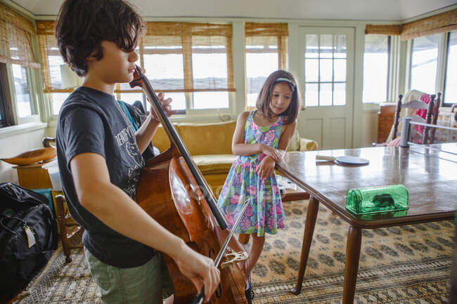 Felice giovane donna che suona il violino a casa — Foto stock
