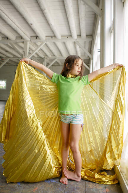 Schöne junge Frau in einem gelben Kleid mit einer Tasche — Stockfoto