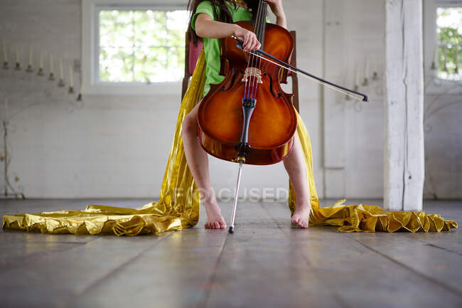 Mujer joven tocando el violín - foto de stock