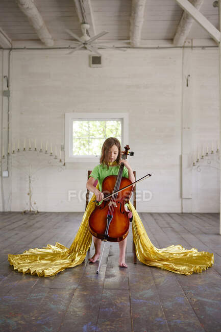 Молода жінка зі скрипкою на тлі старого дерев'яного столу — стокове фото