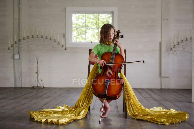 Красива дівчина зі скрипкою на фоні піаніно — стокове фото