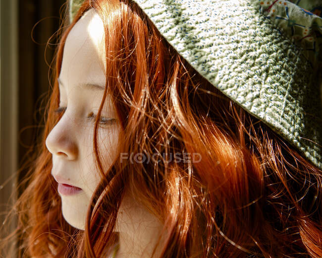 Retrato de uma bela jovem com cabelos longos e cabelos encaracolados — Fotografia de Stock