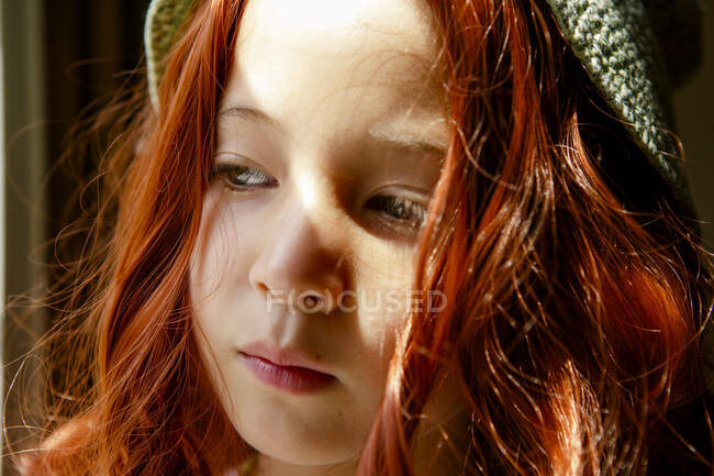 Ritratto di una bella ragazza dai capelli lunghi — Foto stock