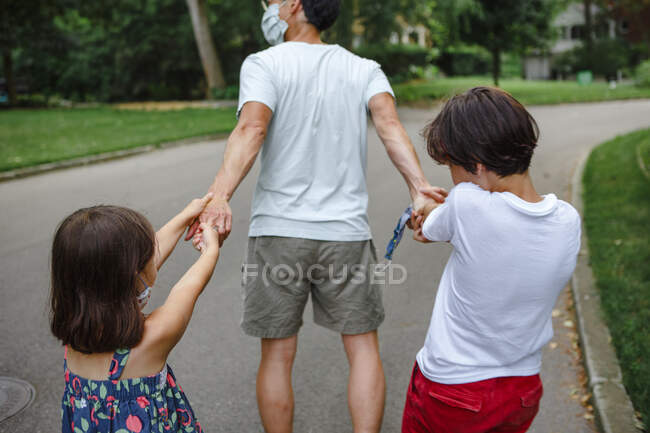 Young family with her daughter in the park — Stock Photo