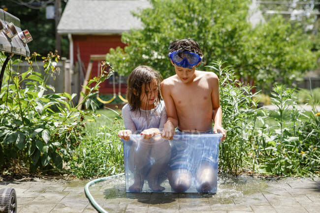 Kleine Jungen und Mädchen im Garten — Stockfoto