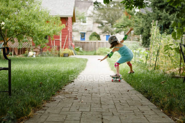 Маленький хлопчик їде на скутері в парку — стокове фото