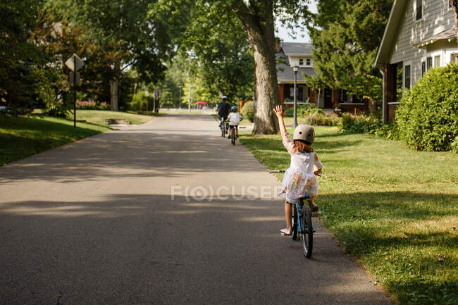 Маленька дівчинка їде на велосипеді в парку — стокове фото