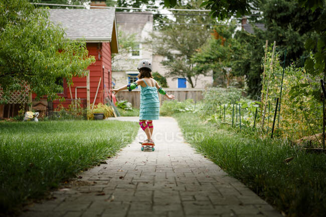 Bambina con uno zaino per strada — Foto stock