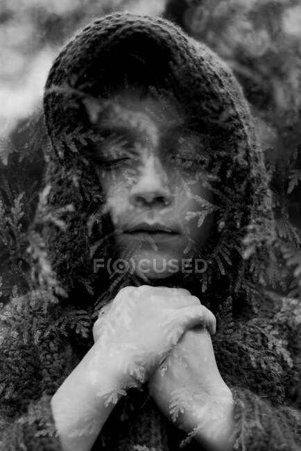 Retrato de uma jovem mulher com barba na floresta — Fotografia de Stock