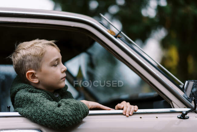 Petit garçon dans une voiture — Photo de stock