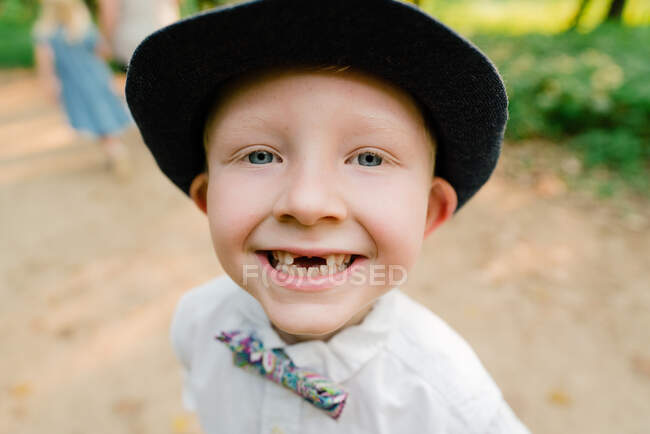 Retrato de close-up de um menino sorrindo com dois dentes dianteiros desaparecidos — Fotografia de Stock