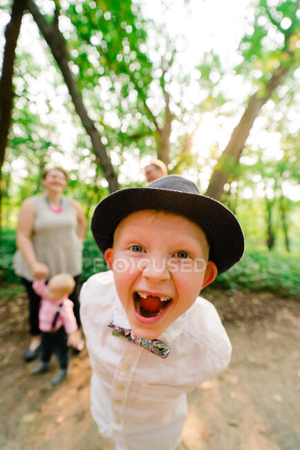 Retrato de perto de um menino rindo com sua família no fundo — Fotografia de Stock