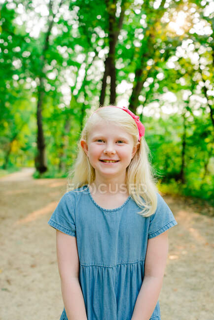 Closeup portrait of a happy young girl on a hiking trail — Stock Photo