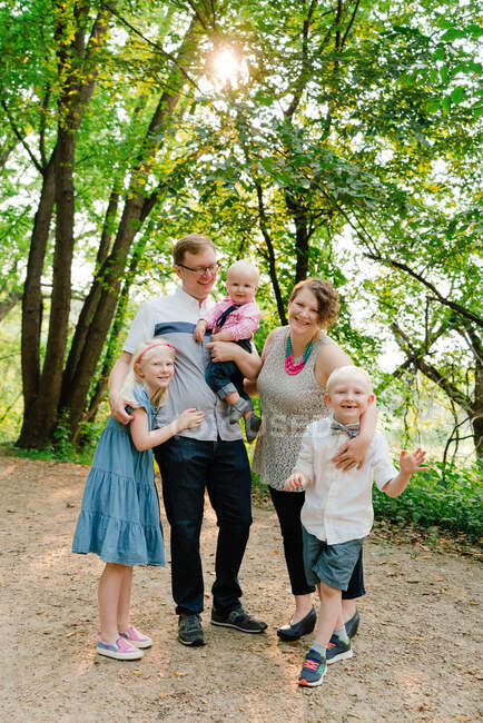 Прямо на портрете счастливой семьи из пяти человек в лесу — стоковое фото
