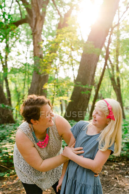 Retrato franco de una madre y su hija riéndose juntas - foto de stock