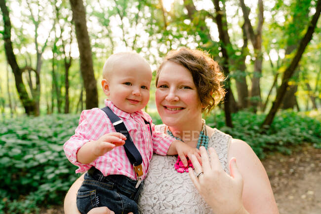 Dritto sul ritratto di una madre e di un bambino — Foto stock