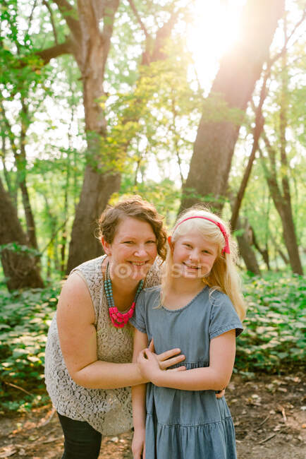 Em linha reta no retrato de uma mãe e filha na floresta — Fotografia de Stock