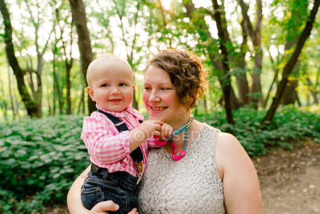 Portrait style de vie d'une mère tenant son bébé garçon — Photo de stock